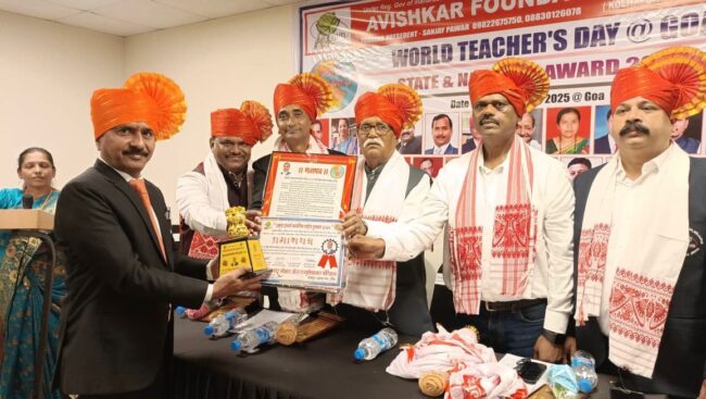 पुरस्कार प्रदान करताना मान्यवर