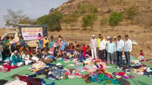 जाखलेवाडीतील गरजूंना माऊली प्रतिष्ठानकडून कपडे वाटप